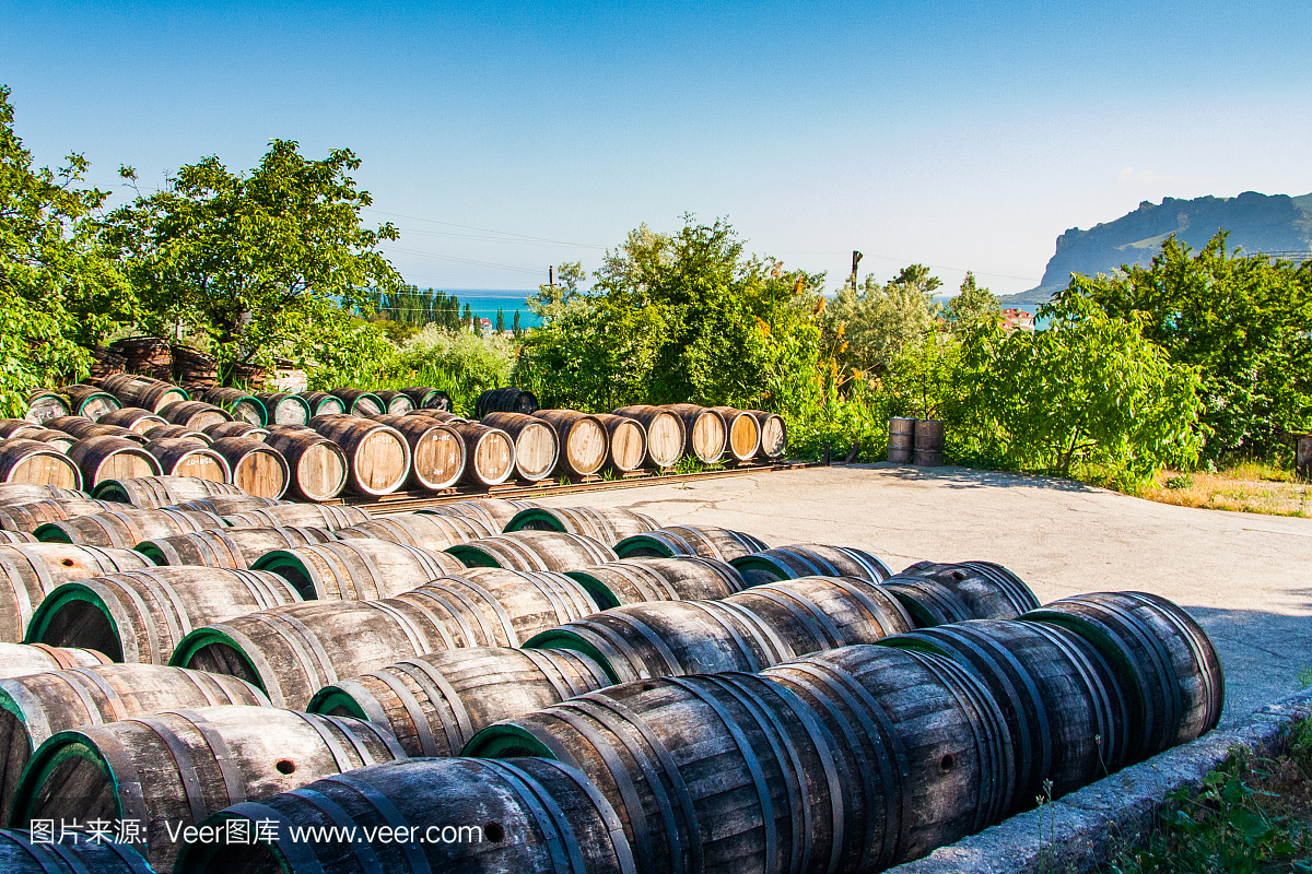 為站在陽光下的平臺(tái)酒